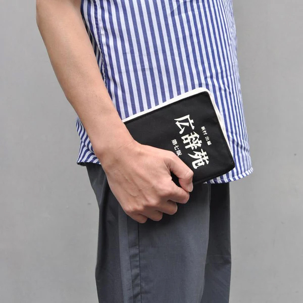 本物そっくりな文庫本サイズのリブレポーチが登場しました。