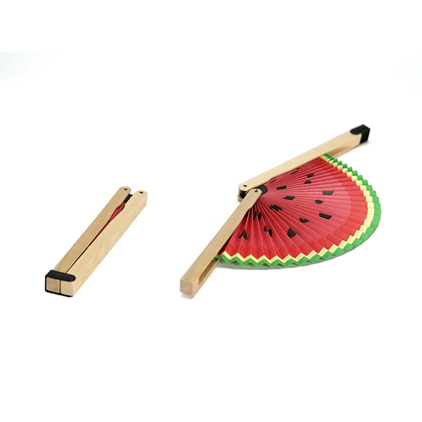 スマホサイズでコンパクト&軽量な扇子