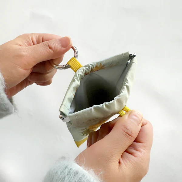 外出先で出てしまうちょっとしたゴミをポーイっと入れることができる携帯ゴミ箱