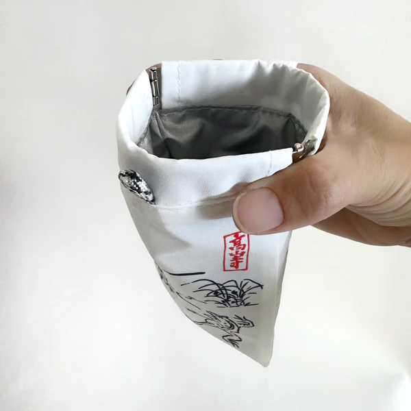 外出先で出てしまうちょっとしたゴミをポーイっと入れることができる携帯ゴミ箱