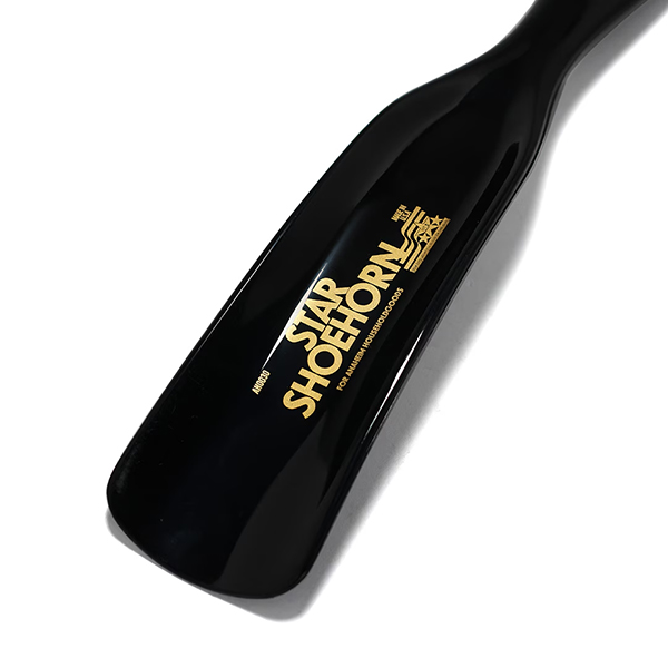 ボディとプリントのカラーのコントラストが印象的な靴べら。