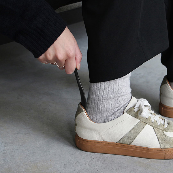 ボディとプリントのカラーのコントラストが印象的な靴べら。