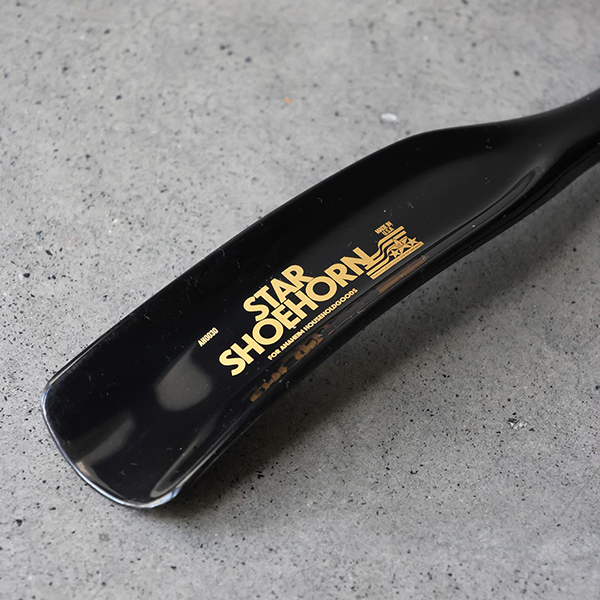 ボディとプリントのカラーのコントラストが印象的な靴べら。