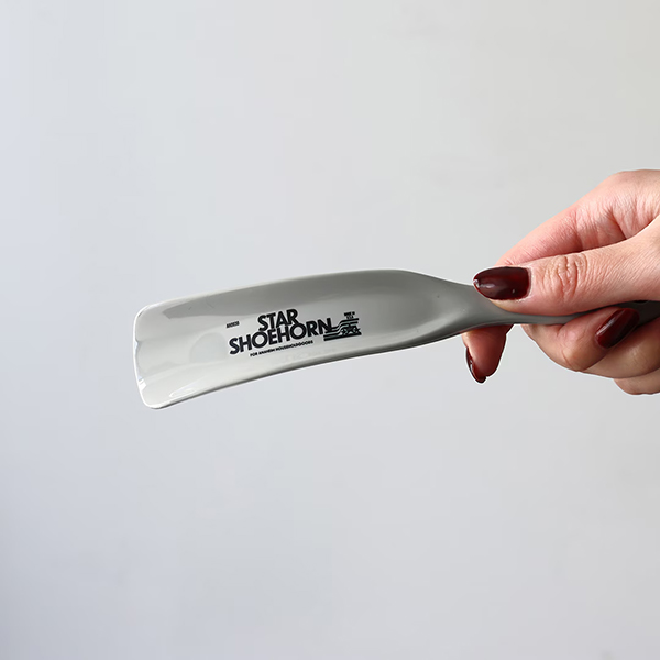 ボディとプリントのカラーのコントラストが印象的な靴べら。