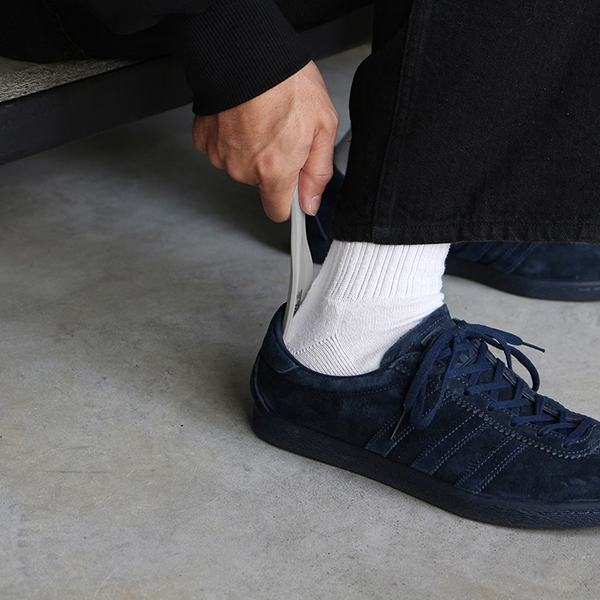 ボディとプリントのカラーのコントラストが印象的な靴べら。