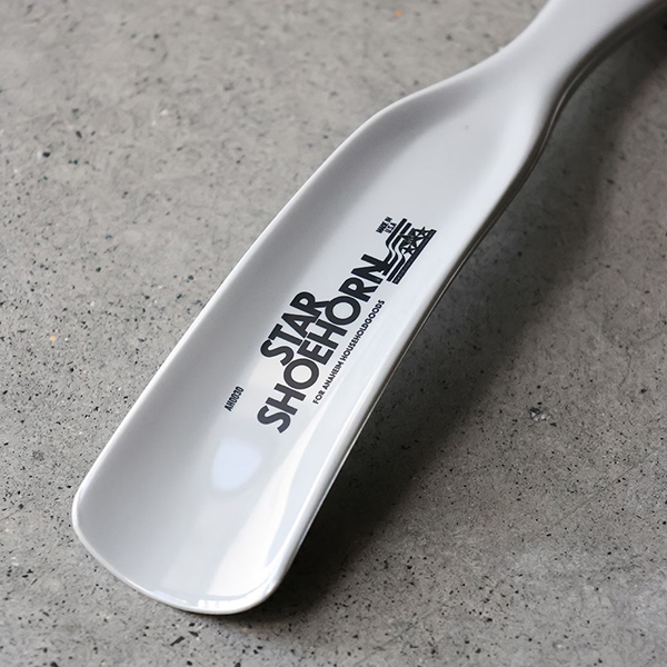 ボディとプリントのカラーのコントラストが印象的な靴べら。