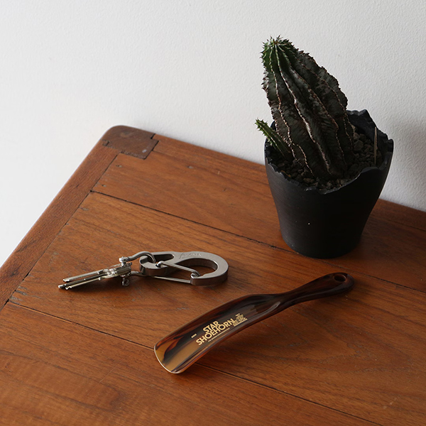 ボディとプリントのコントラストが印象的なANAheimのシューホーン（靴べら）。