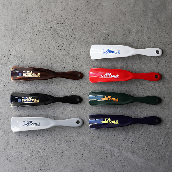 ボディとプリントのコントラストが印象的なANAheimのシューホーン（靴べら）。