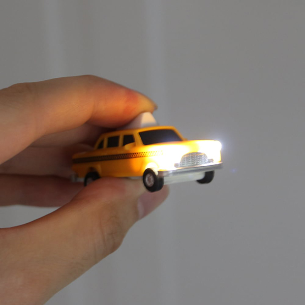 ボタンを押すとヘッドライトを光らせてクラクションが鳴るキーリング。