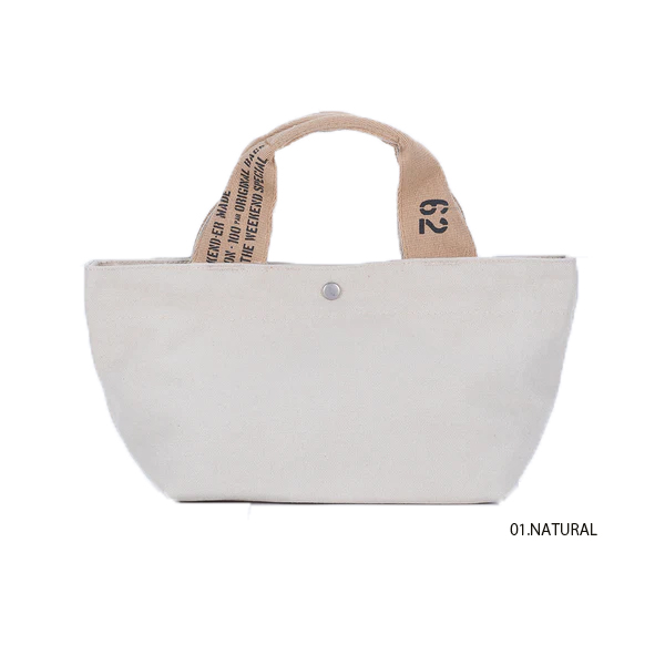 最小限の荷物を収納する小型トートバッグ