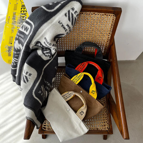 最小限の荷物を収納する小型トートバッグ