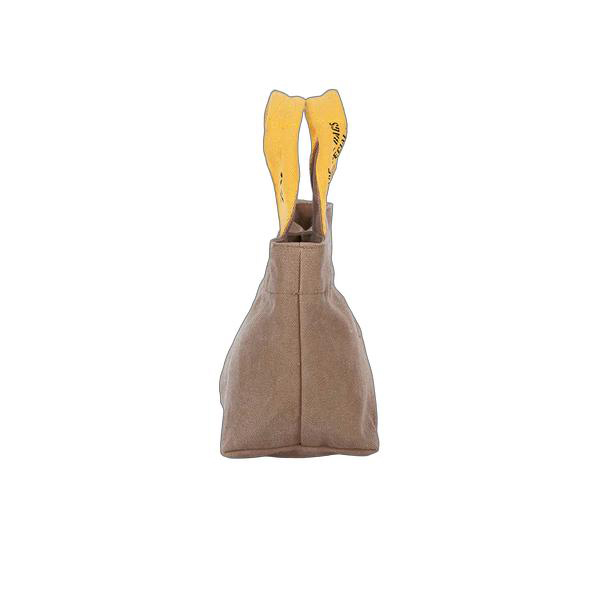 最小限の荷物を収納する小型トートバッグ