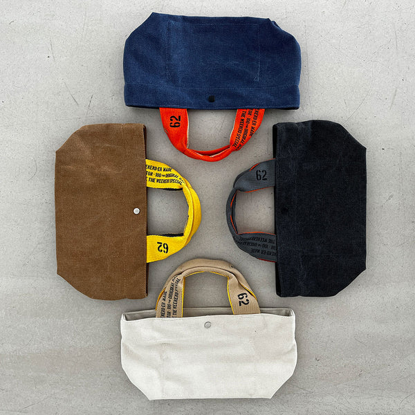 最小限の荷物を収納する小型トートバッグ