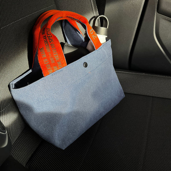 最小限の荷物を収納する小型トートバッグ