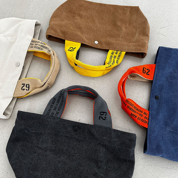 最小限の荷物を収納する小型トートバッグ