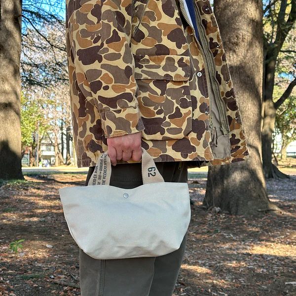 最小限の荷物を収納する小型トートバッグ