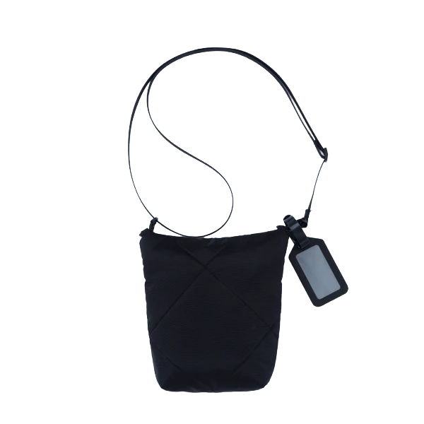 最小限の荷物を収納するミニサイズのショルダーバッグ