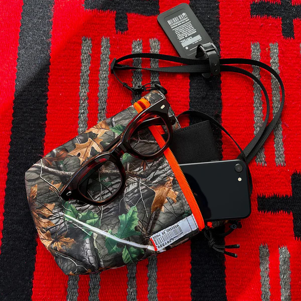 最小限の荷物を収納するミニサイズのショルダーバッグ