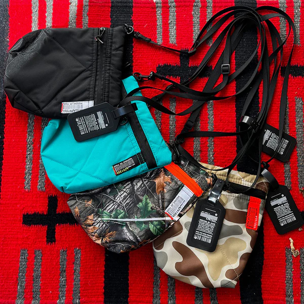 最小限の荷物を収納するミニサイズのショルダーバッグ