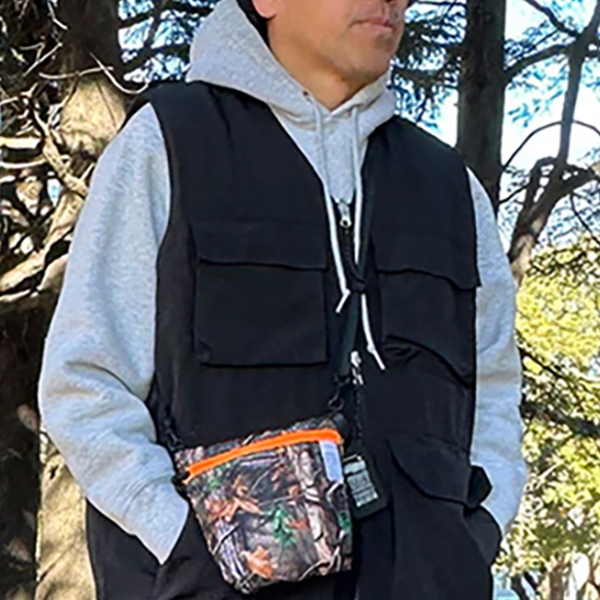 最小限の荷物を収納するミニサイズのショルダーバッグ