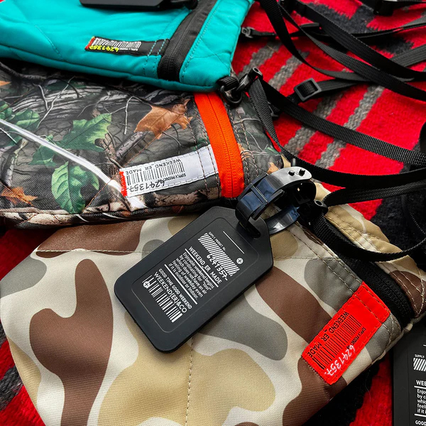 最小限の荷物を収納するミニサイズのショルダーバッグ