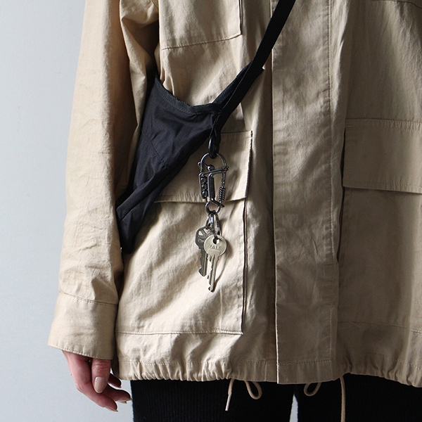 どこかスチームパンクのような雰囲気を持ち合わせた、１本の鋼線を曲げて仕立てたカラビナ。