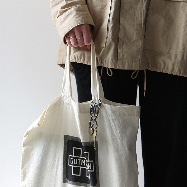 どこかスチームパンクのような雰囲気を持ち合わせた、１本の鋼線を曲げて仕立てたカラビナ。