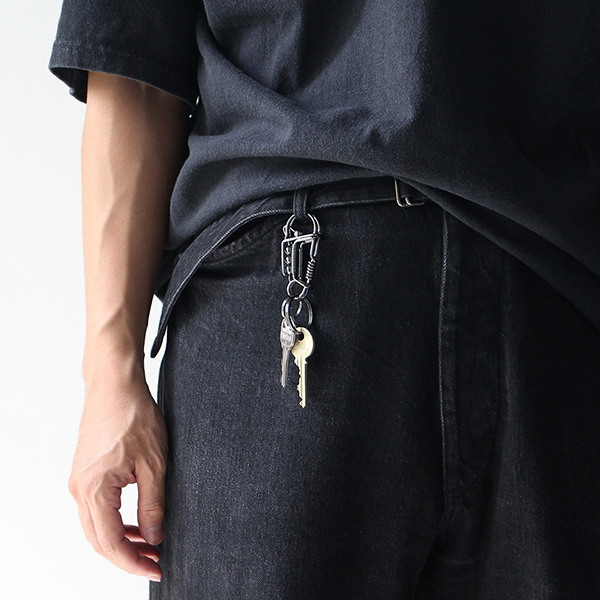 どこかスチームパンクのような雰囲気を持ち合わせた、１本の鋼線を曲げて仕立てたカラビナ。