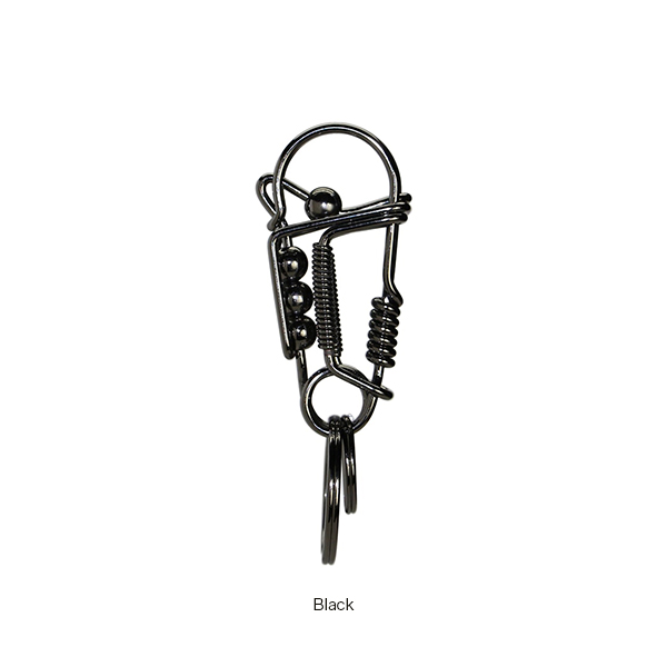 どこかスチームパンクのような雰囲気を持ち合わせた、１本の鋼線を曲げて仕立てたカラビナ。