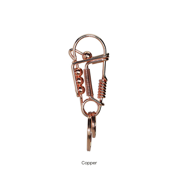 どこかスチームパンクのような雰囲気を持ち合わせた、１本の鋼線を曲げて仕立てたカラビナ。