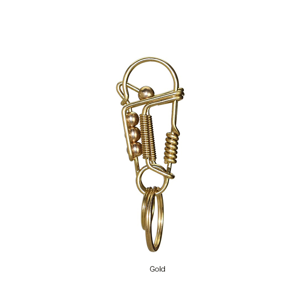 どこかスチームパンクのような雰囲気を持ち合わせた、１本の鋼線を曲げて仕立てたカラビナ。