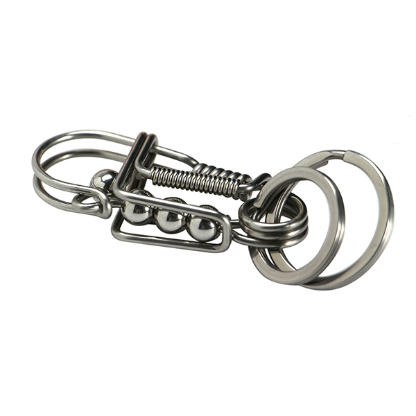 どこかスチームパンクのような雰囲気を持ち合わせた、１本の鋼線を曲げて仕立てたカラビナ。