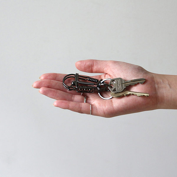 どこかスチームパンクのような雰囲気を持ち合わせた、１本の鋼線を曲げて仕立てたカラビナ。