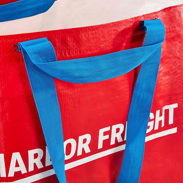 最大55ポンド(約25kg)まで耐えられる大型バッグ。