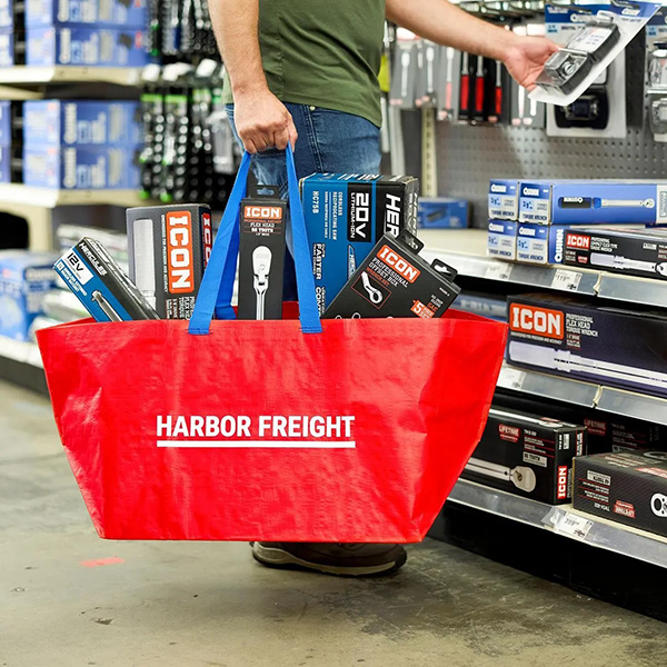 最大55ポンド(約25kg)まで耐えられる大型バッグ。