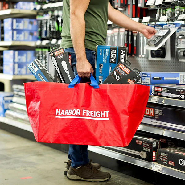 最大55ポンド(約25kg)まで耐えられる大型バッグ。