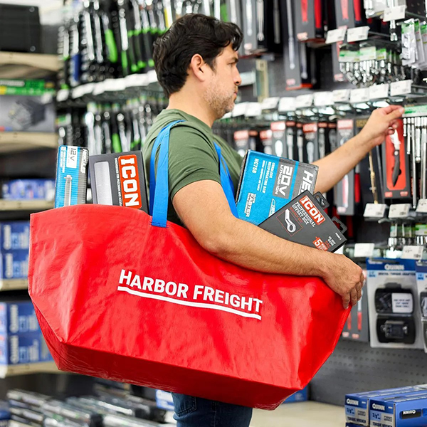 最大55ポンド(約25kg)まで耐えられる大型バッグ。