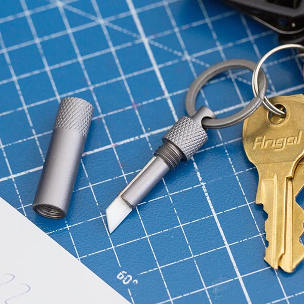 キーホルダータイプの携帯用ミニセラミックナイフ。