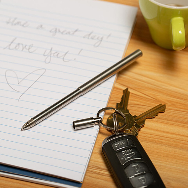 鍵に取り付けられるキーリング付きコンパクトなステンレス製ペン。