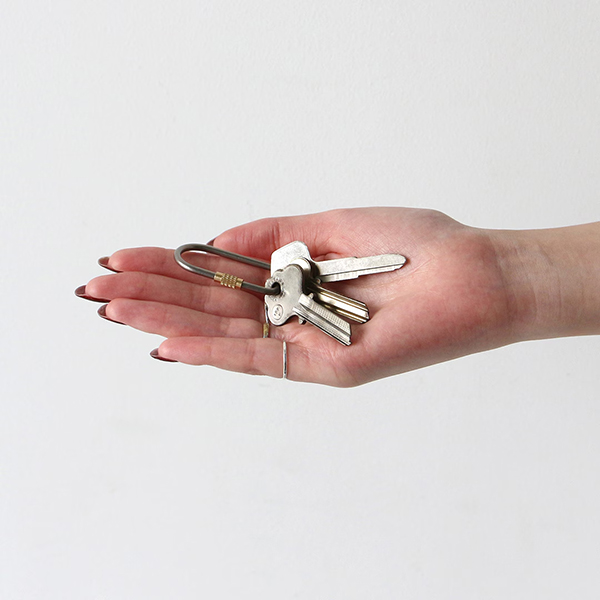 チタンをフレームに採用し、真鍮製スクリューを組み合わせたシンプルなカラビナ。