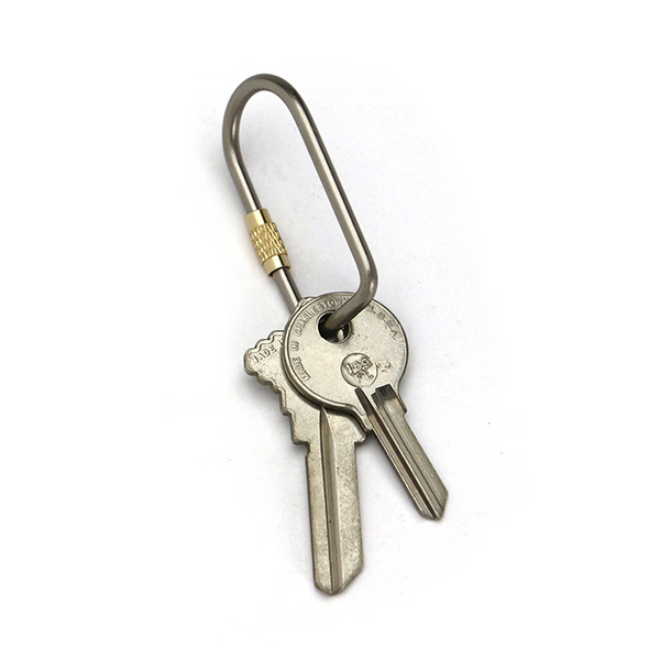 チタンをフレームに採用し、真鍮製スクリューを組み合わせたシンプルなカラビナ。