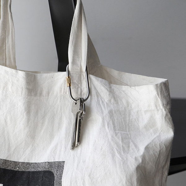 チタンをフレームに採用し、真鍮製スクリューを組み合わせたシンプルなカラビナ。