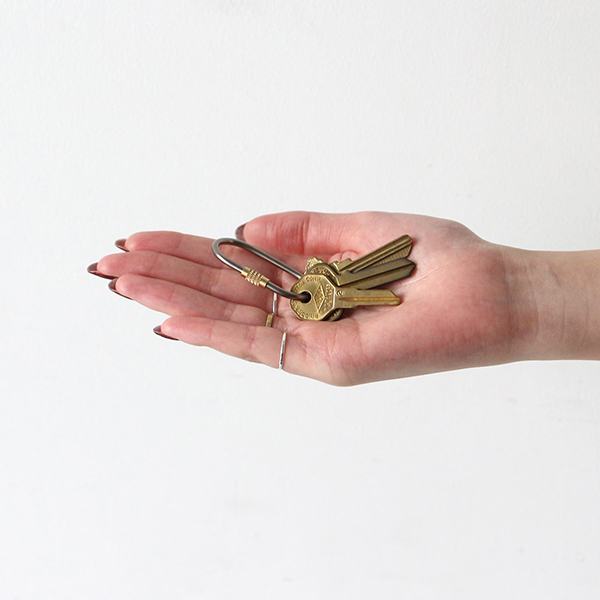 チタンをフレームに採用し、真鍮製スクリューを組み合わせたシンプルなカラビナ。