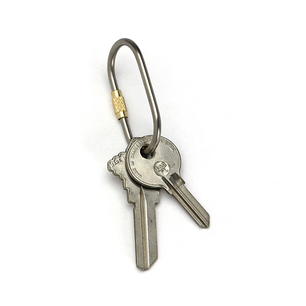 チタンをフレームに採用し、真鍮製スクリューを組み合わせたシンプルなカラビナ。