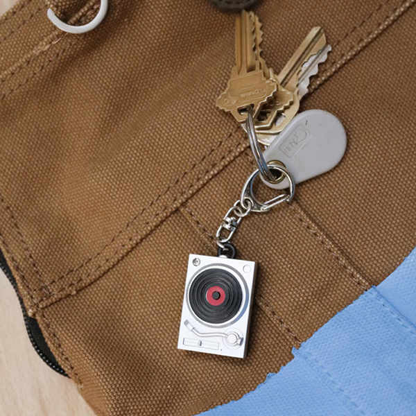 ターンテーブルをモチーフにした遊び心のあるキーリング。
