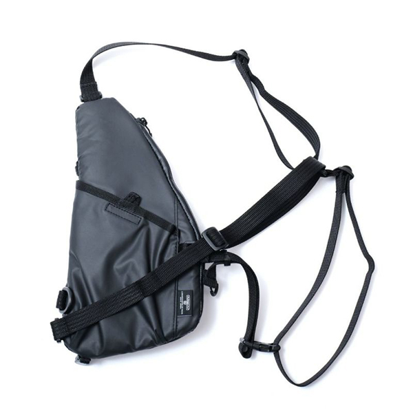 AS2OVナイロンポリカシリーズの携帯性と収納力を兼ね備えたホルダーバッグ。