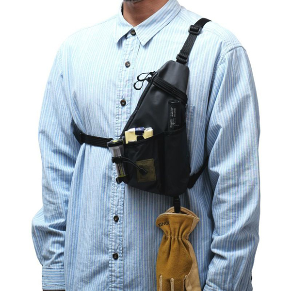 AS2OVナイロンポリカシリーズの携帯性と収納力を兼ね備えたホルダーバッグ。