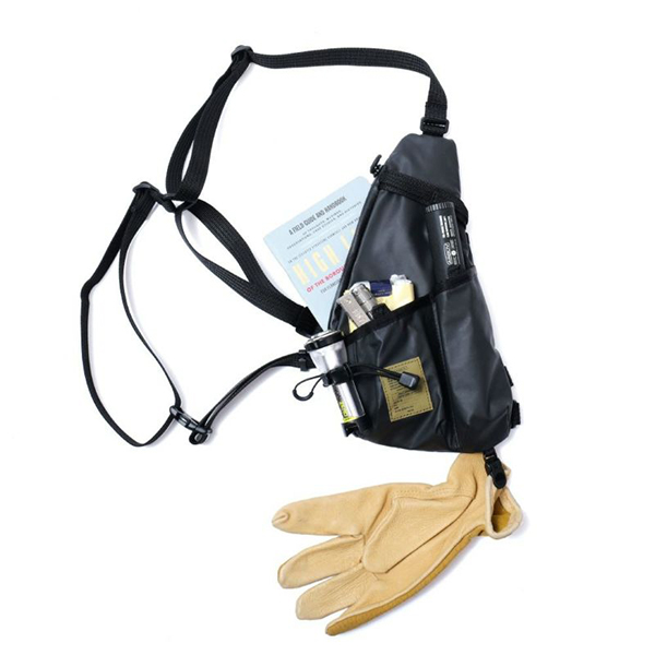 AS2OVナイロンポリカシリーズの携帯性と収納力を兼ね備えたホルダーバッグ。