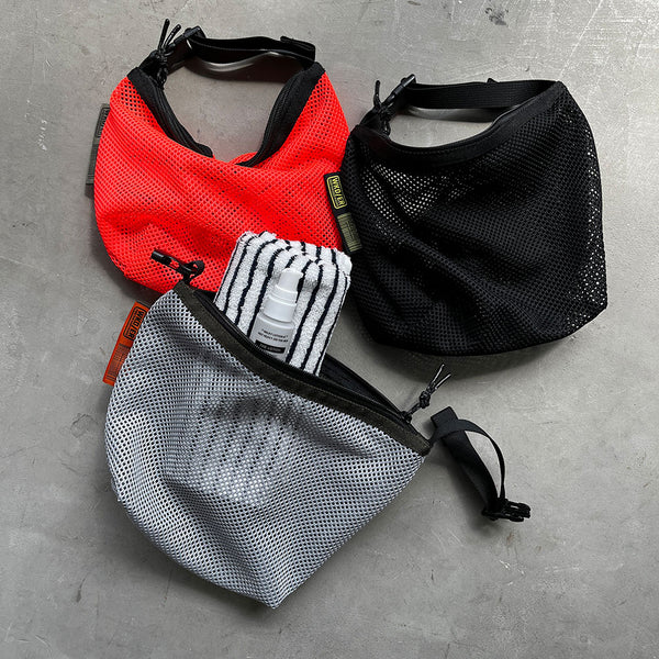 厚手でしなやかな素材感のメッシュ生地を使用したポーチ