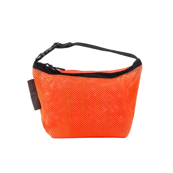 厚手でしなやかな素材感のメッシュ生地を使用したポーチ